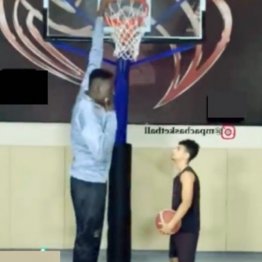 身長240cｍ！アデコーケ選手はジャンプなしでダンクできる