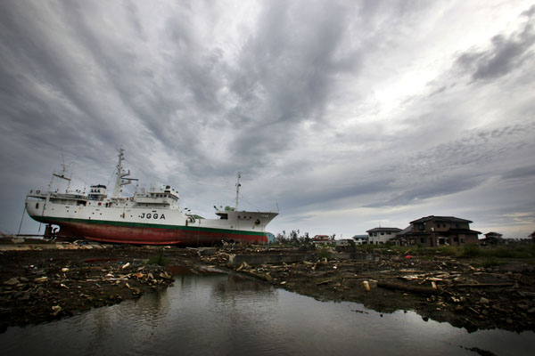 東日本大震災から10年（陸に打ち上げられた船と瓦礫：2011年撮影）／（Ｃ）日刊ゲンダイ