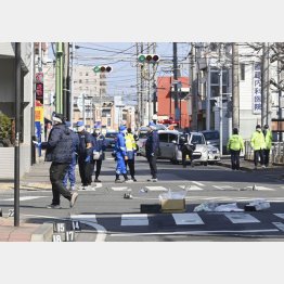 4日未明、群馬県伊勢崎市本町で起きた発砲事件の現場を調べる調査員（Ｃ）共同通信社