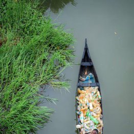 川のゴミを回収する高齢男性の人生を激変させた1枚の写真