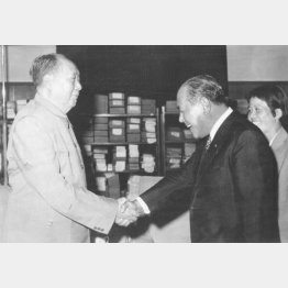 中国との国交回復を重要課題に訪中、毛沢東・中国主席（左）と握手する田中角栄首相（Ｃ）共同通信社