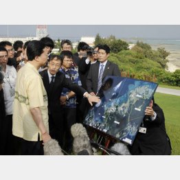 2010年5月、米軍キャンプ・シュワブの高台から辺野古の海を視察する鳩山首相（当時）／（Ｃ）共同通信社