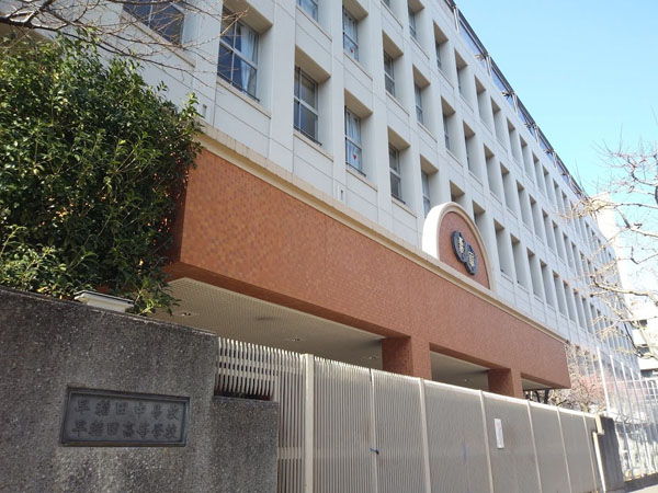 校舎は早稲田大キャンパスに隣接するも内部進学率は低め（写真）田中幾太郎