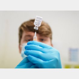 アストラゼネカの新型コロナワクチンを扱う人（Ｃ）ゲッティ＝共同