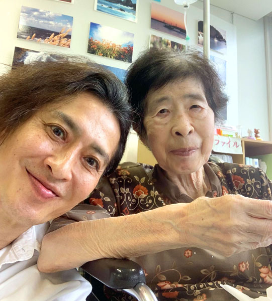 大沢樹生さんと母・マツヱさん（右）／（提供写真）