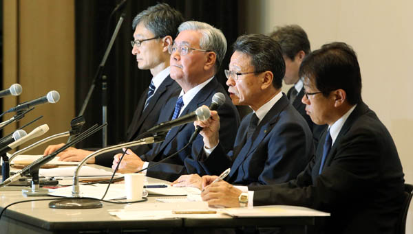 関西電力の岩根茂樹社長（右から2番目、2019年の記者会見で）／（Ｃ）日刊ゲンダイ