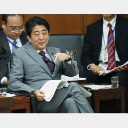 森友加計問題で、厳しい質疑を受ける安倍首相だが（衆院厚労委、＝2018年当時）／（Ｃ）日刊ゲンダイ