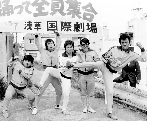 舞台「笑って踊って全員集合」のPRをするザ・ドリフターズのメンバー（左から）高木ブー、志村けん、加藤茶、仲本工事、いかりや長介＝1975年（Ｃ）共同通信社