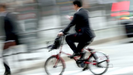 あおり自転車とみなされる危険な行為とは…春は事故が増加