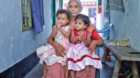 世界最高齢75歳で母になったインドの女性 その涙の境遇は