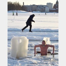 ヘルシンキで氷の海に入る男性（Ｃ）ロイター