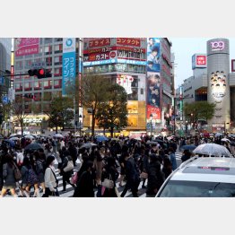 繁華街は人の波（昨22日、東京・渋谷のスクランブル交差点）／（Ｃ）日刊ゲンダイ