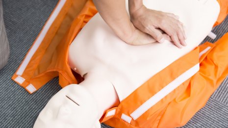 16歳少女、心肺蘇生法を学んだ翌日に意識不明の親友を救う