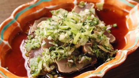 【薬味たっぷりのカツオたたき】皮は直火の強火で全体をしっかり焼く