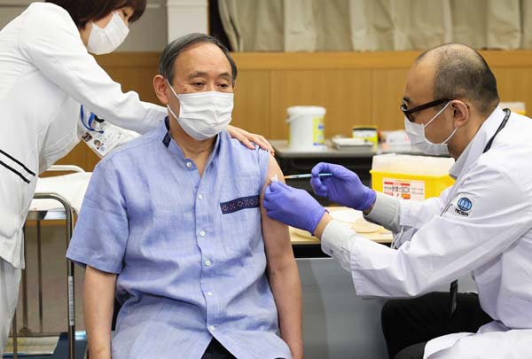 菅首相はワクチン接種したけれど、一般国民はまだまだ先で…（代表撮影）