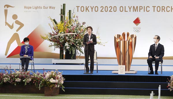 25日午前、福島県で行われた聖火リレーの出発式。あいさつする東京五輪・パラリンピック組織委員会の橋本会長（中央）、左は小池都知事、右は内堀福島県知事（Ｃ）共同通信社