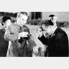 北京の人民大会堂で周恩来・中国首相（左）と杯を酌み交わす田中角栄首相＝1972年9月28日（Ｃ）UPI=共同