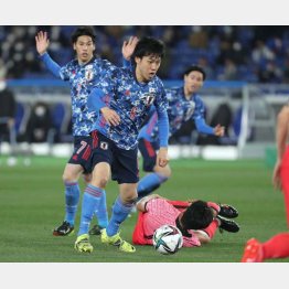 韓国選手をはね飛ばしてボールを奪う遠藤。左は代表デビューの江坂（Ｃ）JMPA