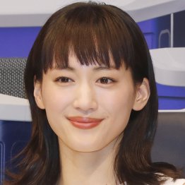 綾瀬はるか×ノ・ミヌの結婚Xデーは“ホリプロ貢献度”次第か