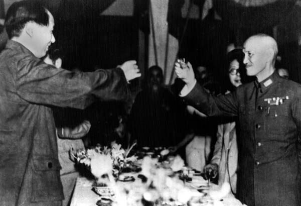【写真②】　毛沢東（左）と蔣介石（Ｃ）UPI＝共同