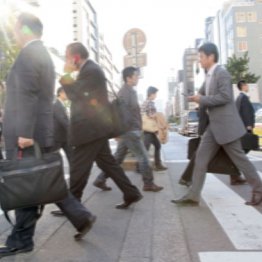 「70歳定年」で現役組もピンチ…リストラ加速と給料ダウン