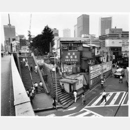 新宿南口の階段（「施設東京繁盛記」より＝1983年撮影）／（提供写真）