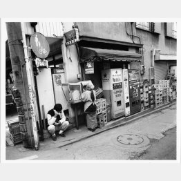 神楽坂の裏通り（「施設東京繁盛記」より＝1983年撮影）／（提供写真）