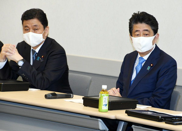 「日本の尊厳と国益を護る会」に出席する安倍前首相、左は弟の岸信夫防衛相（Ｃ）日刊ゲンダイ