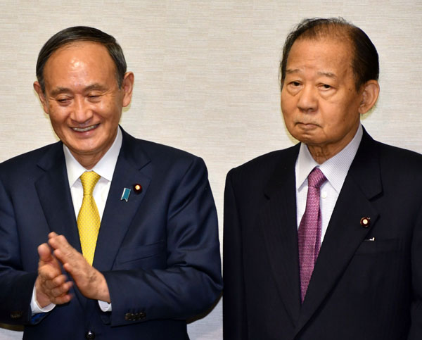 すきま風？（左から、菅首相と自民党の二階幹事長）／（Ｃ）日刊ゲンダイ