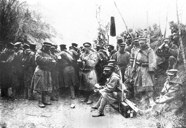 第1次世界大戦でイルチス砲台を制圧して青島を占領し、任務の合間に握り飯を頬張る日本兵たち（大正3＝1914年11月17日）／（Ｃ）共同通信社