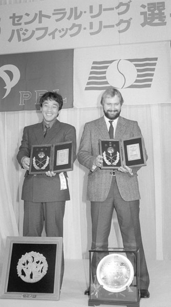 1985年は阪神バースと2度目の三冠王の落合（Ｃ）共同通信社
