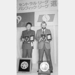 1985年は阪神バースと2度目の三冠王の落合（Ｃ）共同通信社