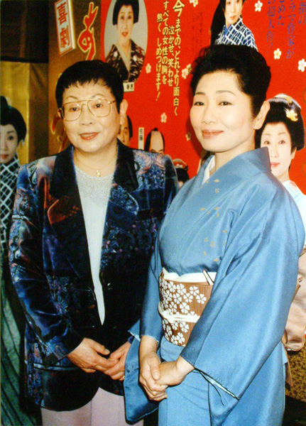 1997年喜劇「あさき夢みし」制作発表で泉ピン子（右）と（Ｃ）日刊ゲンダイ