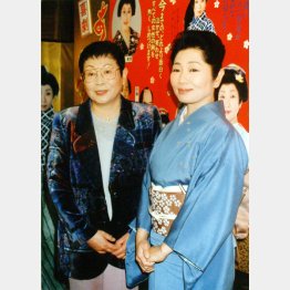 1997年喜劇「あさき夢みし」制作発表で泉ピン子（右）と（Ｃ）日刊ゲンダイ