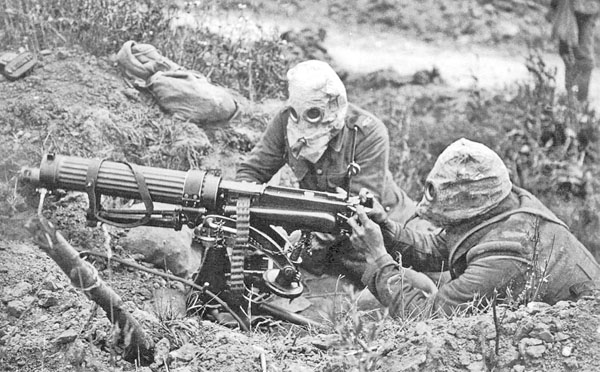 ガスマスクをかぶってマシンガンを担当する兵士たち（Ｃ）World History Archive／ニューズコム／共同通信イメージズ