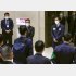 「見回り隊」出発式のパフォーマンス（あいさつする松井一郎大阪市長（央）と、右は吉村洋文大阪府知事＝５日）／（Ｃ）共同通信社