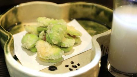 【空豆のからすみはさみ揚げ】一品で2つの風味が味わえる