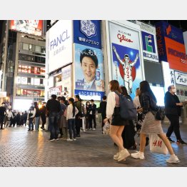 夜の9時を過ぎても多くの人でにぎわう、大阪ミナミの道頓堀界隈（Ｃ）日刊ゲンダイ
