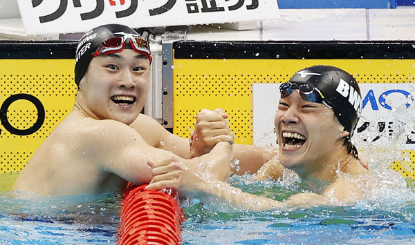 男子200ｍ平泳ぎ決勝のレースを終え、喜ぶ優勝した佐藤翔馬（左）と２位の武良竜也（Ｃ）共同通信社