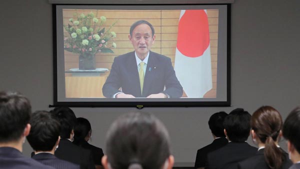 7日、国家公務員合同初任研修で、ビデオメッセージで訓示する菅首相（代表撮影）