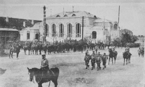 青島を攻囲した日本軍の青島入城（1914年11月16日）／（Ｃ）共同通信社