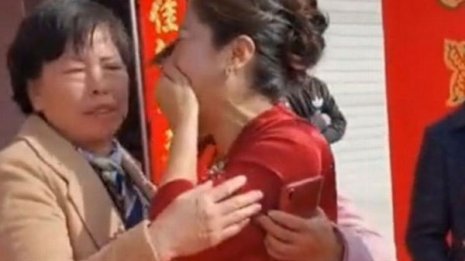 中国で起きた奇跡の再会 新婦が生き別れになった娘だった