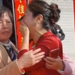 中国で起きた奇跡の再会 新婦が生き別れになった娘だった