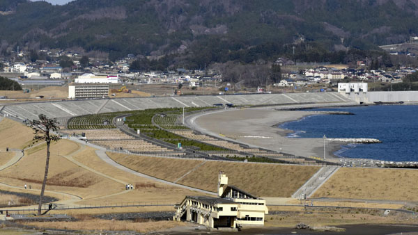 4月1日、震災復旧後、一般向けに開放された陸前高田の砂浜（Ｃ）共同通信社