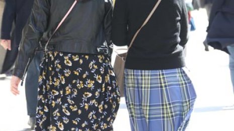 女性のスカート丈で分かる景気判断 流行はロングだけど…