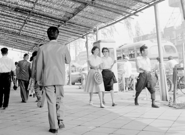 東京・銀座を歩く人たち（1960〈昭和〉35年）／（Ｃ）共同通信社