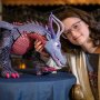 「ドラゴンを飼いたい」米企業が骨肉腫の少女の願いを実現