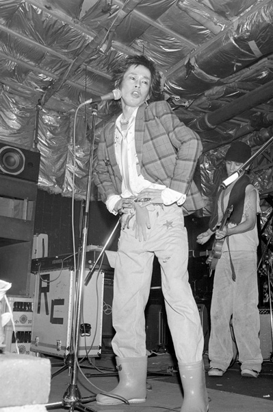 1979年12月3日の新宿ロフトのステージに立つ清志郎さん（Ｃ）共同通信社
