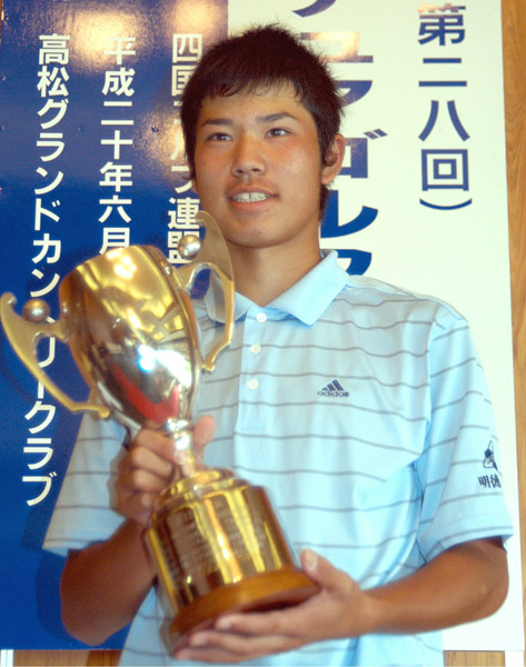 2008年四国アマチュアゴルフ選手権で、松山は最年少優勝（Ｃ）高知新聞／共同通信イメージズ