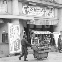 大阪・道頓堀のストリップ劇場（1952年〈昭和27〉年）／（Ｃ）共同通信社